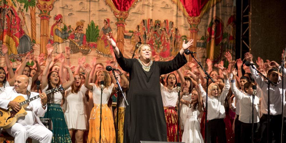 Ida Kelarová přiveze do Valmezu pěvecký sbor Čhavorenge s Českou filharmonií