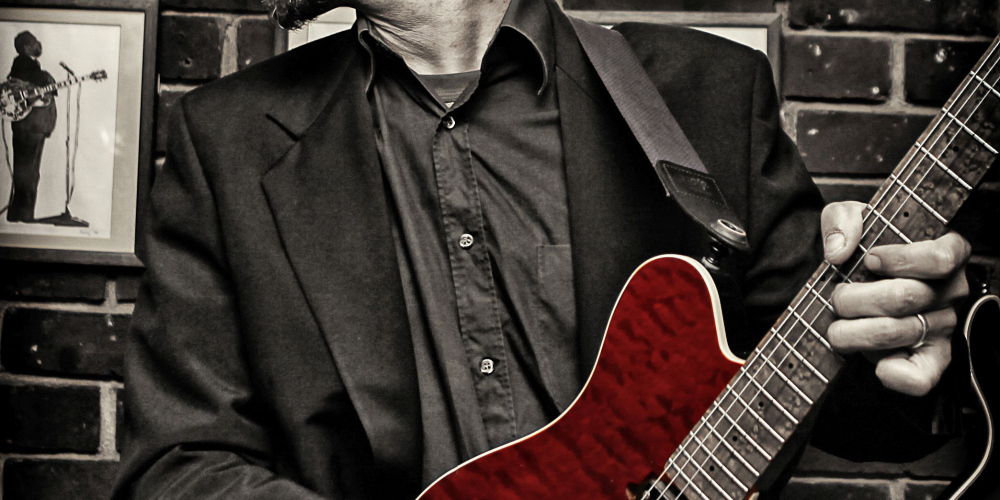 Jeden z nejosobitějších hudebníků britské bluesové scény, Will Johns se vrací na Malou scénu za oponou