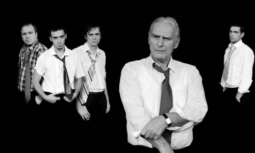 Tucet herců na jednom pódiu ve strhující inscenaci ze soudního prostředí