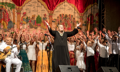 Ida Kelarová přiveze do Valmezu pěvecký sbor Čhavorenge s Českou filharmonií