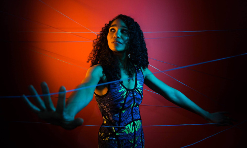 V hlase Aimée Allen je slyšet životní zkušenost i ženská smyslnost