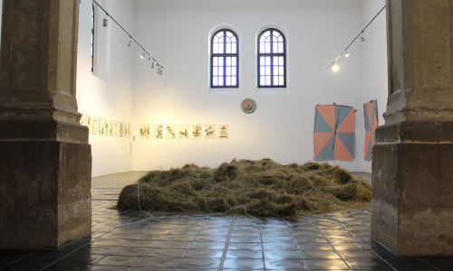 Marek Meduna vábí prostřednictvím voňavého sena a pomocí vystavených artefaktů vtahuje do tajů nejasností