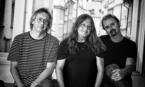 Písničkář Ivan Hlas navštíví se svým triem Malou scénu za oponou