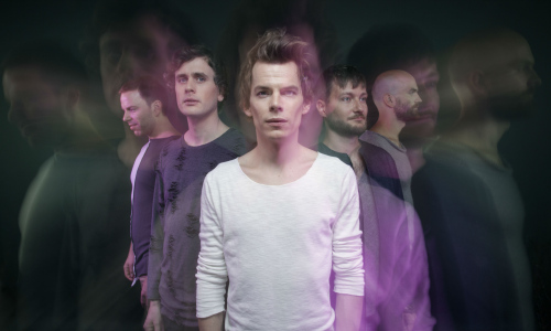 Zrní: k dokonalosti dovedená kombinace elektroniky a poetiky