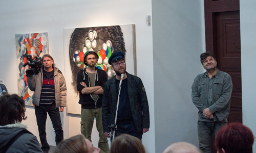 Malíř Jiří Kuděla vystavuje v galerii Kaple ve Valašském Meziříčí nejen abstraktně pojaté podobizny.